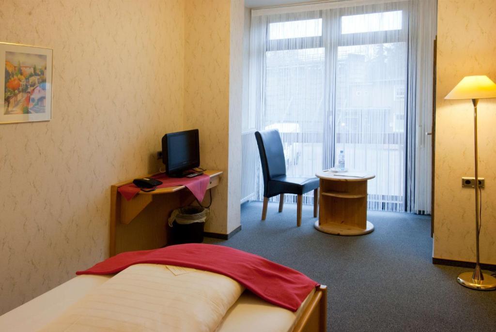 Hotel Garni Am Goetheplatz Бад-Мюнстер-на-Штайн-Эбернбурге Номер фото